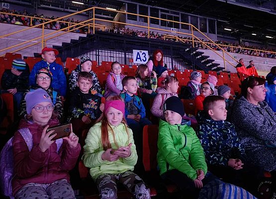 uczniowie oglądają rewię