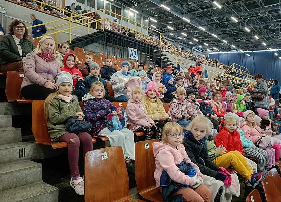 uczniowie oglądają rewię