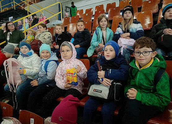 uczniowie oglądają rewię