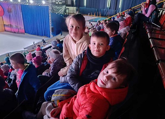 uczniowie oglądają rewię