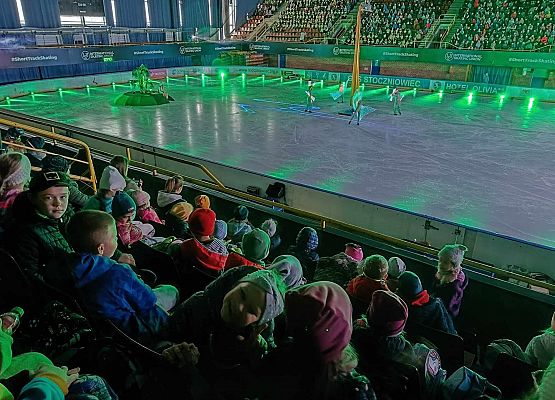 uczniowie oglądają rewię