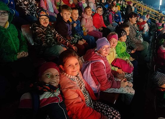 uczniowie oglądają rewię