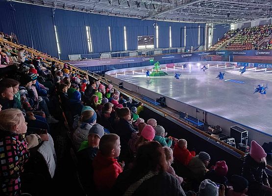 uczniowie oglądają rewię