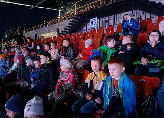 uczniowie oglądają rewię