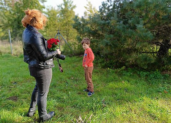 uczeń podczas sesji fotograficznej