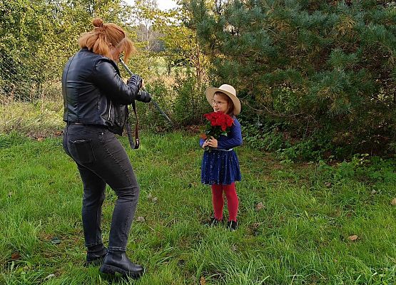 uczennica podczas sesji fotograficznej