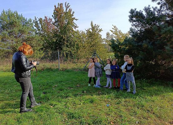 uczniowie podczas sesji fotograficznej