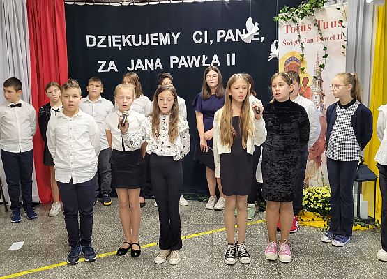 uczniowie występują na scenie