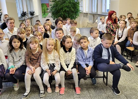 uczniowie zgromadzeni na uroczystości