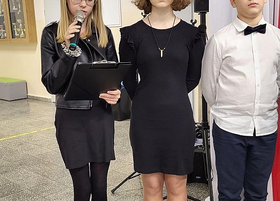 uczniowie występują na scenie