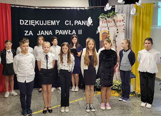 uczniowie występują na scenie