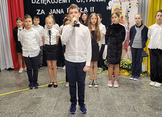 uczniowie występują na scenie