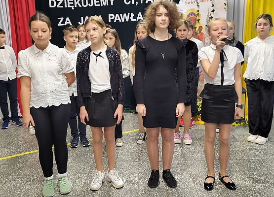 uczniowie występują na scenie