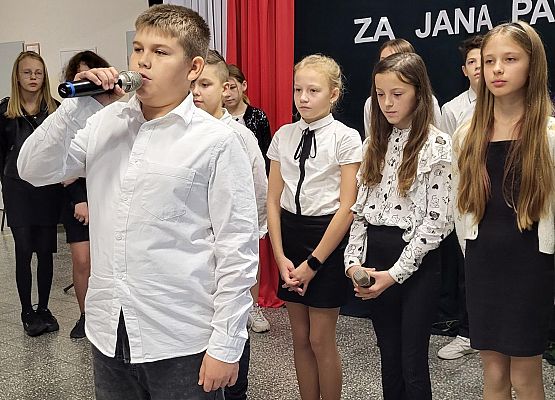 uczniowie występują na scenie