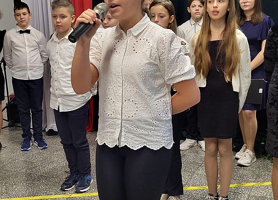 uczniowie występują na scenie