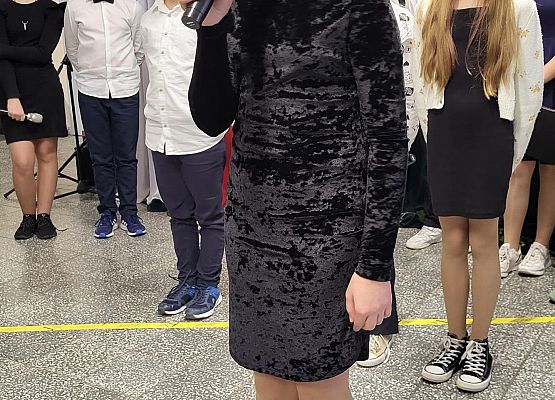 uczniowie występują na scenie