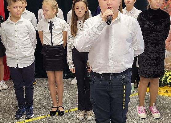 uczniowie występują na scenie