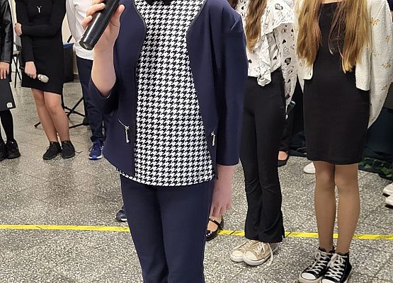 uczniowie występują na scenie