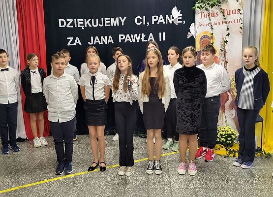 uczniowie występują na scenie