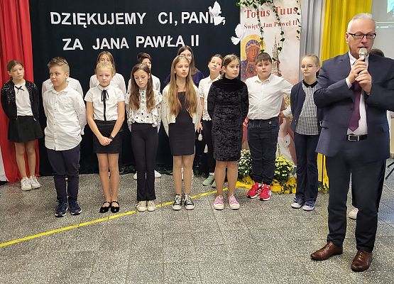 dyrektor szkoły przemawia do uczestników uroczystości