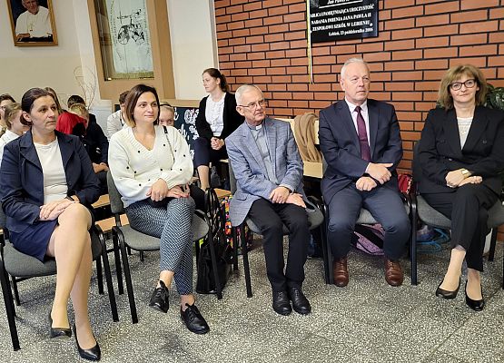 zgromadzeni goście na uroczystości