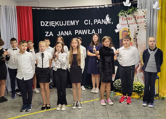 uczniowie występują na scenie