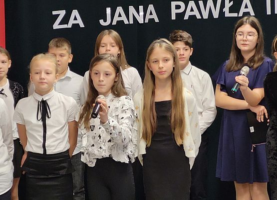 uczniowie występują na scenie