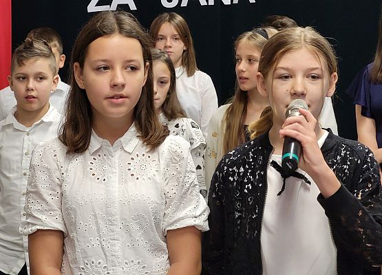 uczniowie występują na scenie