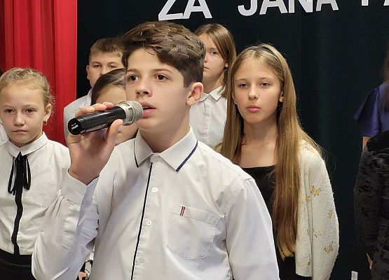 uczniowie występują na scenie