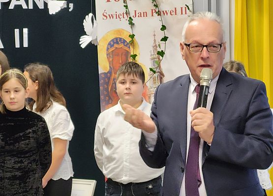 dyrektor szkoły przemawia do uczestników uroczystości