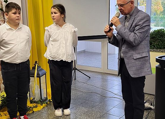 Ksiądz proboszcz przemawia do zgromadzonych podczas uroczystości