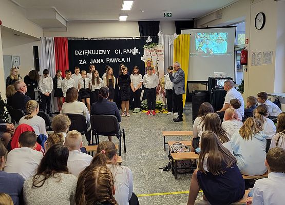 ksiądz przemawia do uczniów