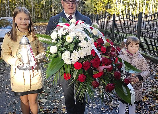 dyrektor i uczennice na cmentrzu w Krępie Kaszubskiej