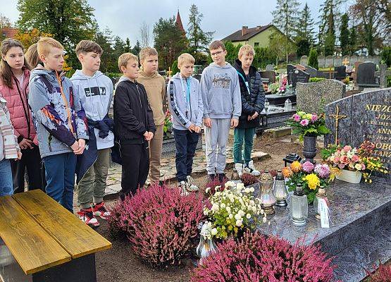 uczniowie klasy VI podczas wizyty na cmentarzu