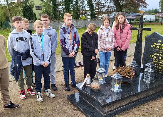 uczniowie klasy VI podczas wizyty na cmentarzu