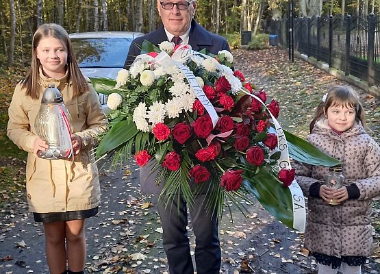 dyrektor i uczennice na cmentrzu w Krępie Kaszubskiej