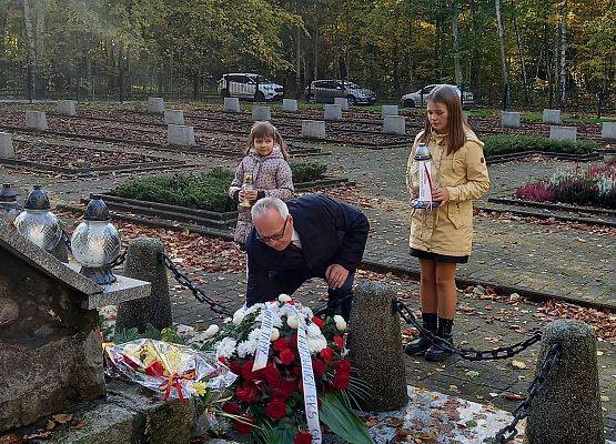 delegacja  szkoły składa wieniec na cmentarzu w Krępie Kaszubskiej