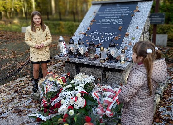 uczennice przy pomniku w Krępie Kaszubskiej