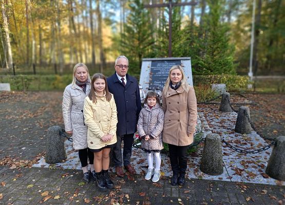 delegacja szkoły przy pomniku w Krępie Kaszubskiej