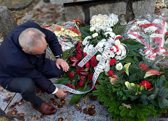 dyrektor składa przy poniku wieniec