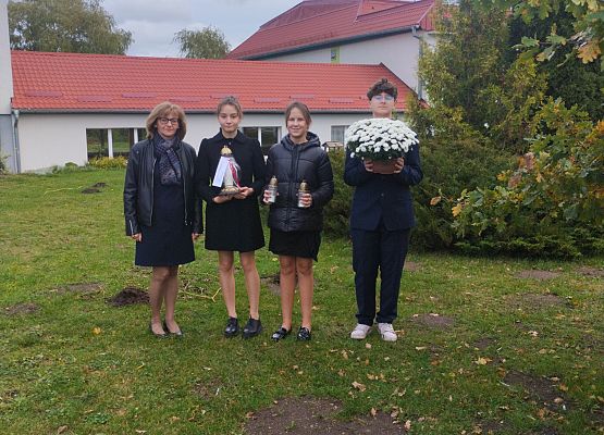 delegacja szkoły udaje się pod dąb katyński