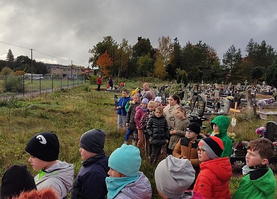 uczniowie podczas wizyty na cmentarzu