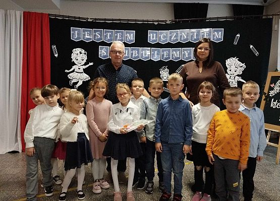 uczniowie klasy z dyrektorem i wychowawczynią