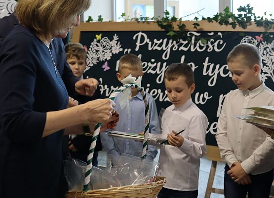 dyrekcja wręcza prezenty