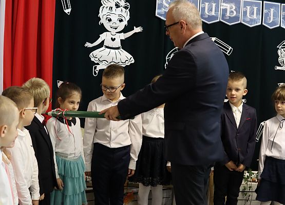 dyrektor pasuje na uczennicę