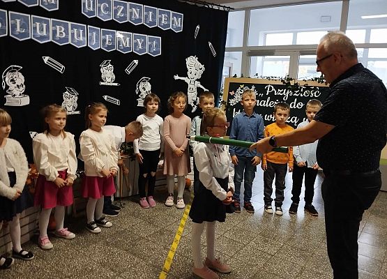 dyrektor pasuje na uczennicę