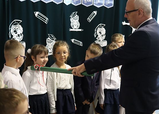 dyrektor pasuje na uczennicę