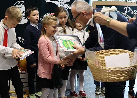 dyrekcja wręcza prezenty