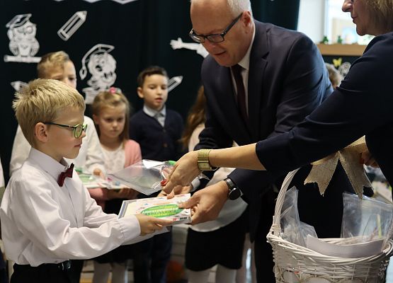 dyrekcja wręcza prezenty