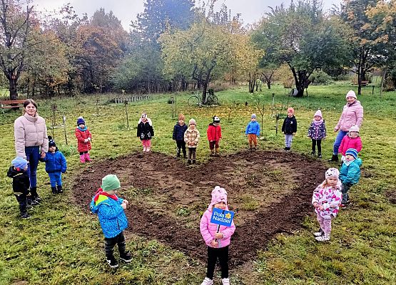 dzieci stoją w miejscu, w którym posadzili żonkile